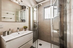 Bathtub, towels
