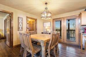 Cabin, Multiple Beds, Patio, Golf View (Fox Hollow Family Lodge) | Dining