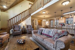 كابينة - عدة أسرّة - برواق - منظر لملعب الجولف (Fox Hollow Family Lodge) | منطقة المعيشة | تلفزيون بشاشة مسطحة بحجم 42-بوصة يعرض قنوات تلفزيونية رقمية