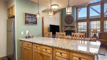 Cabin, Multiple Beds, Patio, Golf View (Fox Hollow Family Lodge) | Interior