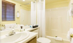 Tina con regadera, secadora de cabello, toallas, jabón 