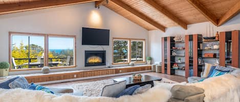 Hus - flera sängar - bubbelpool - havsutsikt | Vardagsrum | 40-tums tv med digitalkanaler och eldstad