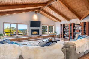 Casa, varias camas, bañera de hidromasaje, vistas al mar | Sala de estar | Televisión de 40 pulgadas con canales digitales, una chimenea