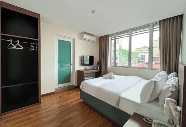 1 bedroom, memory foam beds, desk, laptop workspace