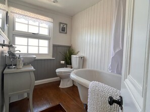 Hair dryer, towels - Bridewell Cottage in the heart of Tenterden - Pass the Keys (Tenterden)