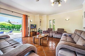 Smart TV, DVD player, ping pong - Villa Bitoque - Four Bedroom Villa, Sleeps 8 (Vale Rebelho)