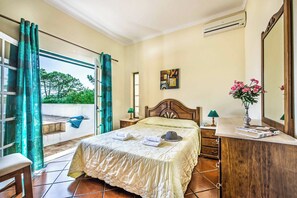 4 bedrooms, iron/ironing board, WiFi, bed sheets