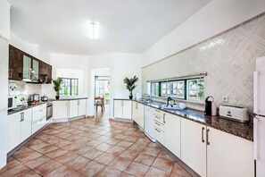 Kjøleskap, mikrobølgeovn, ovn og oppvaskmaskin