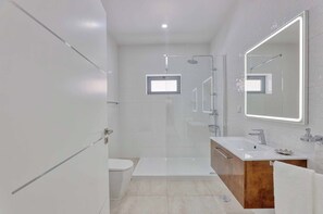 Ducha y bañera combinadas, bidé y toallas