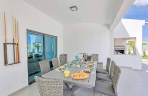 تناول الطعام بالخارج