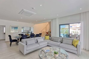 Smart-tv och ett bordtennisbord