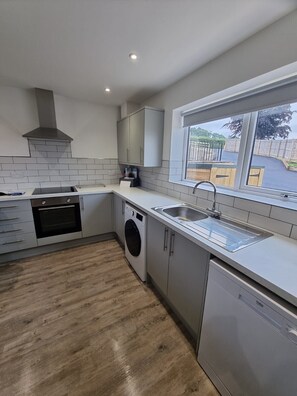Fridge, microwave, oven, dishwasher - Stone built cottage, comfortably sleeps up to 6.<br> <br>Ideal for holiday makers who love to explore! (Morpeth)