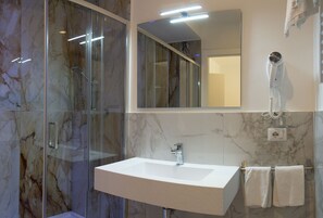 تجهيزات دش، دُش غزير، مستلزمات مجانية للعناية الشخصية، مجففات شعر