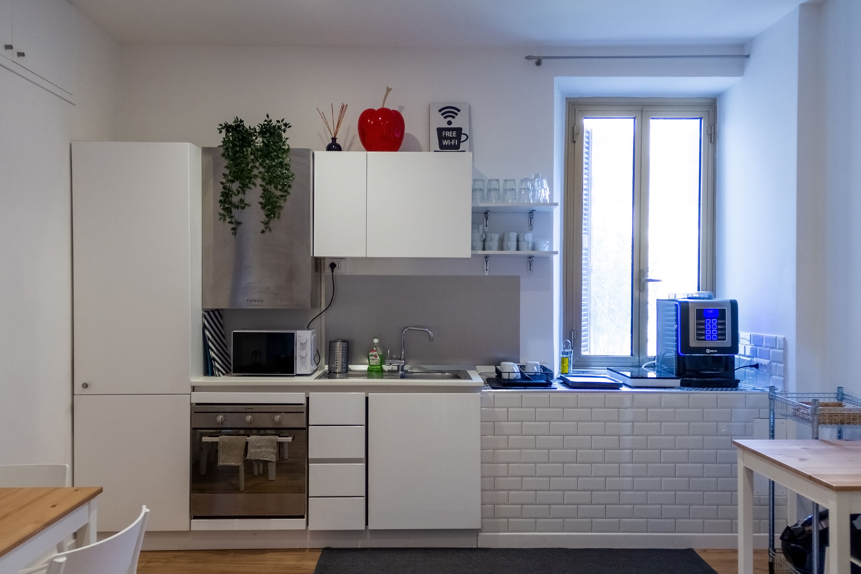 Kühlschrank, Mikrowelle, Herdplatte, Geschirrspüler