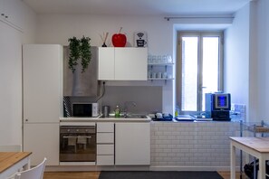 Geladeira, micro-ondas, cooktop, lava-louças