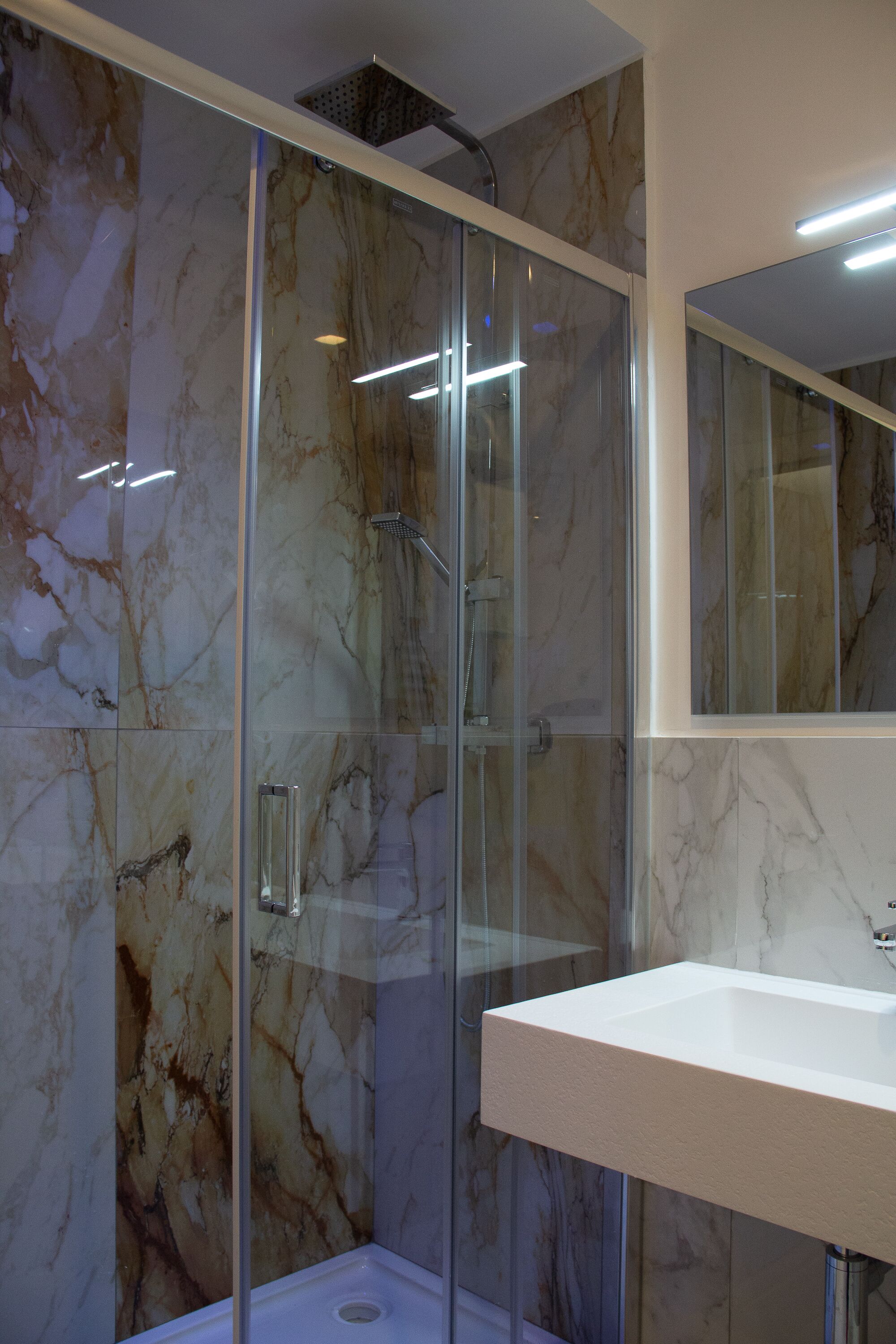 Doccia, soffione a pioggia, set di cortesia gratuito, asciugacapelli