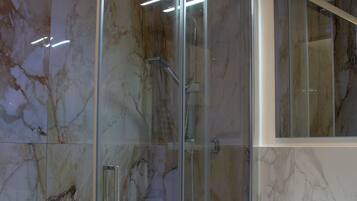 Doccia, soffione a pioggia, set di cortesia gratuito, asciugacapelli