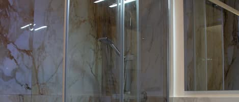 Shower, rainfall showerhead, free toiletries, hair dryer