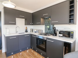 Refrigerador, lavavajillas, tetera/pava eléctrica, tostadora