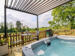 Outdoor dining - The Wood Shed, Bank Top Farm (Ashbourne)