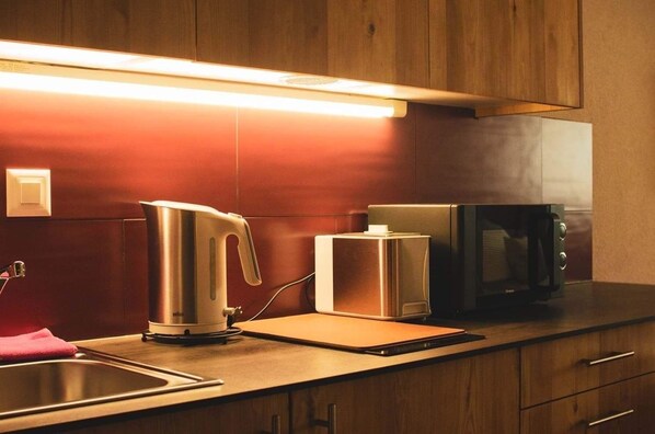 Kühlschrank, Mikrowelle, Herdplatte, Wasserkocher mit Kaffee-/Teezubehör