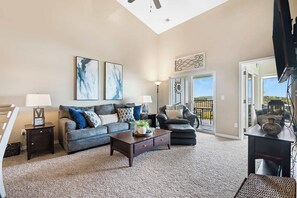 คอนโด, หลายเตียง, ลานระเบียง (Happy Place Condo) | บริเวณนั่งเล่น | ทีวีจอแบน 42 นิ้ว พร้อมช่องดิจิตอล