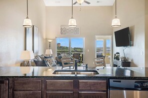 شقة - عدة أسرّة - برواق (Happy Place Condo) | منطقة المعيشة | تلفزيون بشاشة مسطحة بحجم 42-بوصة يعرض قنوات تلفزيونية رقمية