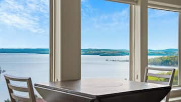 Kondominium, Beberapa Tempat Tidur, patio (Happy Place Condo) | Tempat makan