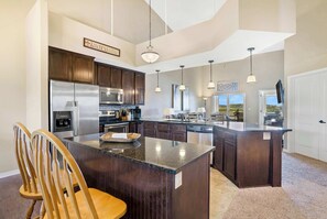 Condo, varias camas, patio (Happy Place Condo) | Cocina privada | Cafetera y tetera 