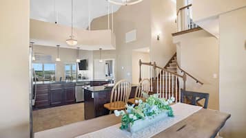 Condo, varias camas, patio (Happy Place Condo) | Interior