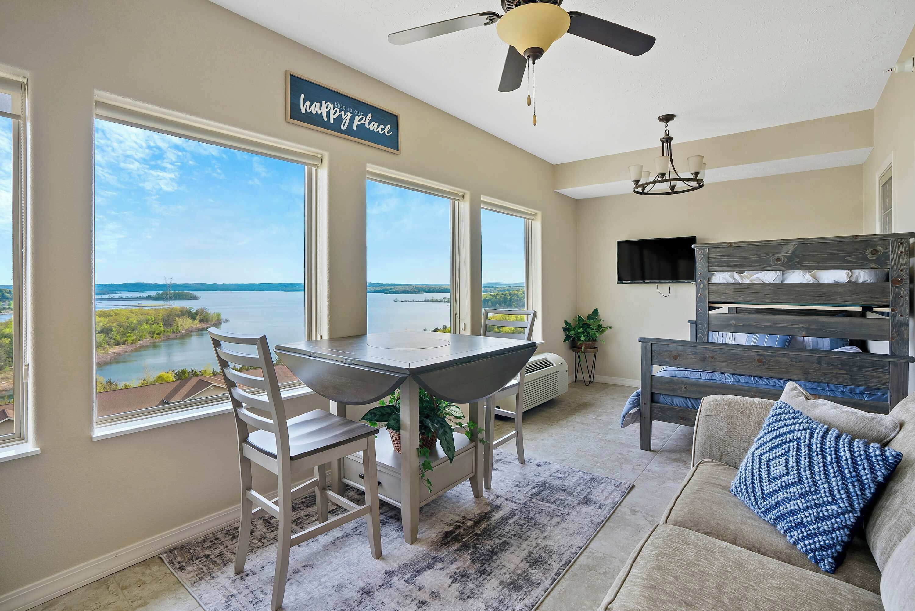 Apartment, Mehrere Betten, Terrasse (Happy Place Condo) | Wohnbereich | 42-Zoll-Flachbildfernseher mit Digitalempfang