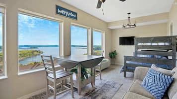 Condo, varias camas, patio (Happy Place Condo) | Área de sala de estar | Televisión de pantalla plana de 42 pulgadas con canales digitales