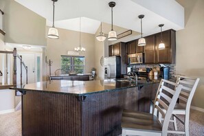 شقة - عدة أسرّة - برواق (Happy Place Condo) | مطبخ خاص | ماكينة لصنع القهوة/الشاي