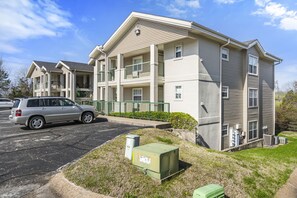 Exterior - Honeybee Hideaway (Branson)