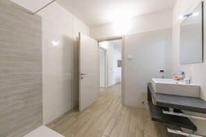 家庭公寓, 多间卧室 (Arco Rocks 1) | 浴室 | 淋浴设施、吹风机、坐浴桶、毛巾