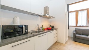 Eine moderne Küche mit Mikrowelle, Spüle und Schränken.