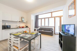 Interior - Arco Rocks 1 (Arco)