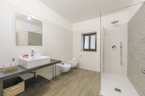 Family Apartment, Multiple Bedrooms (Arco Rocks 1) | Bathroom | Shower, hair dryer, bidet, towels - Arco Rocks 1 (Arco)