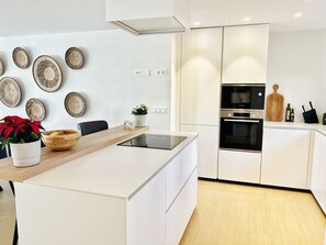 Een koelkast, een microgolfoven, een oven, een kookplaat