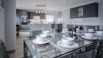 Huis (4 Bedrooms) | Privékeuken | Een koelkast, een microgolfoven, een oven, een kookplaat