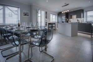 Ferienhaus (4 Bedrooms) | Eigene Küche | Kühlschrank, Mikrowelle, Ofen, Herdplatte