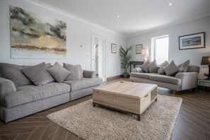 Ferienhaus (4 Bedrooms) | Wohnbereich | 21-Zoll-Smart-TV mit Kabelempfang, Fernseher