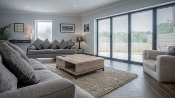 Ferienhaus (4 Bedrooms) | Wohnbereich | 21-Zoll-Smart-TV mit Kabelempfang, Fernseher