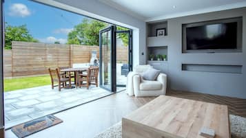 Een 21-inch smart-tv met kabelzenders en televisie