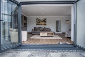 Ferienhaus (4 Bedrooms) | Wohnbereich | 21-Zoll-Smart-TV mit Kabelempfang, Fernseher