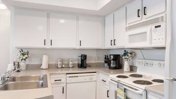 Condo, Berbilang Katil, Balcony (Boatin & Floatin on Table Rock Lake ) | Dapur peribadi | Pembancuh kopi/teh, meja makan