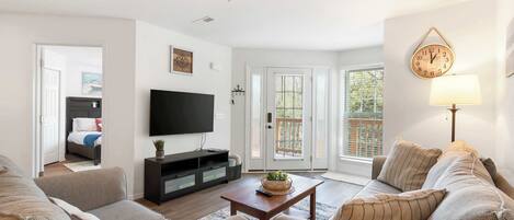 Apartamento, varias camas, balcón (Boatin & Floatin on Table Rock Lake ) | Zona de estar | Televisión de pantalla plana de 42 pulgadas con canales digitales