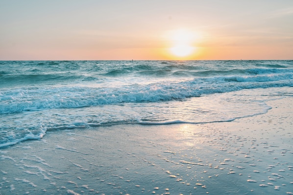 Nära stranden, solstolar och strandhanddukar