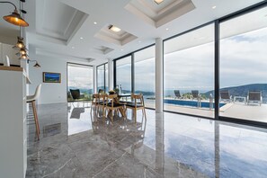 Familjevilla - flera sovrum - intill bergen (Pool Villa Luxoria Trebesin) | Pool | En säsongsöppen utomhuspool