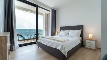 Family Villa, 4 Bedrooms, Mountainside (Pool Villa Luxoria Trebesin) | 4 bilik tidur, ruang kerja komputer riba, seterika/papan seterika